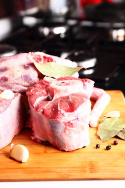 çiğ et baharatlar ile