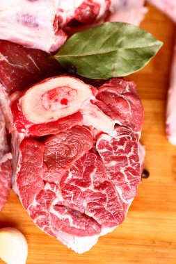 çiğ et baharatlar ile