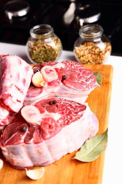 çiğ et baharatlar ile