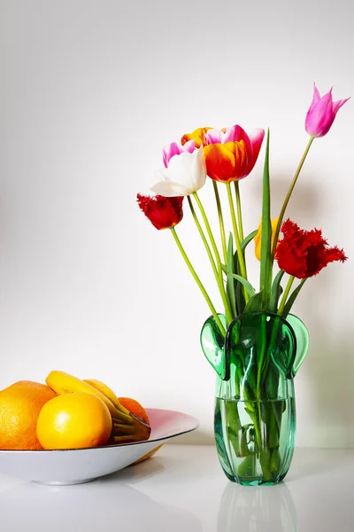 Natura morta con tulipani e frutta — Foto Stock