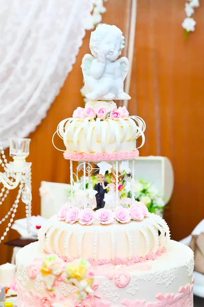 Pastel de boda blanco de varios niveles — Foto de Stock