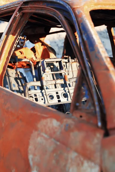 Carro destroçado enferrujado — Fotografia de Stock