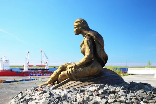 Dudinka, Rosja - zm. 10 lipca 2013: Rzeźby młodych Nganasans kobieta czeka zwraca jej pana młodego od morza — Zdjęcie stockowe