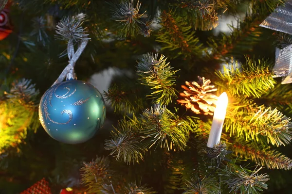 Decoratieve bal op de kerstboom — Stockfoto