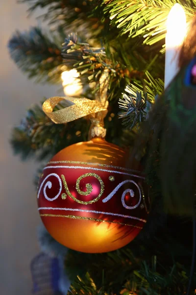 Decoratieve bal op de kerstboom — Stockfoto