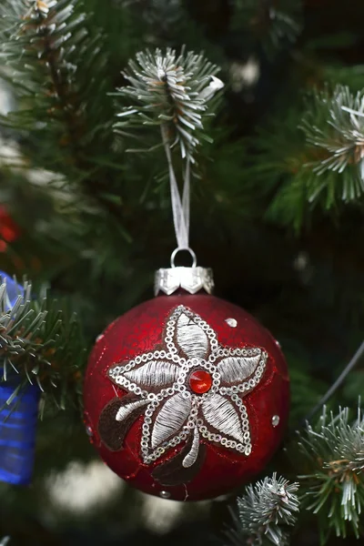 Bola decorativa en el árbol de Navidad —  Fotos de Stock