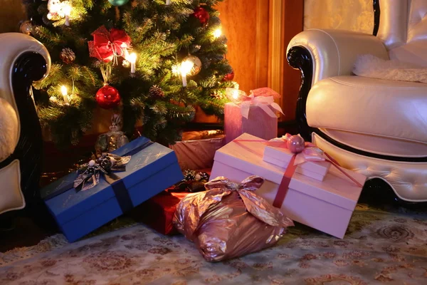 Christmas tree and christmas gifts — Stock Photo, Image