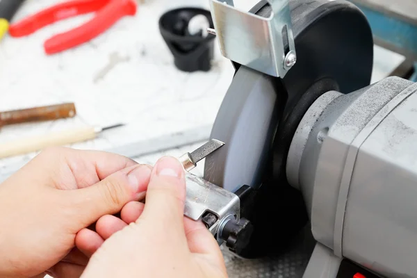 Lavorare sulla rettificatrice — Foto Stock