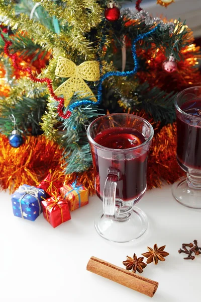 Glühwein mit geschmücktem Weihnachtsbaum — Stockfoto