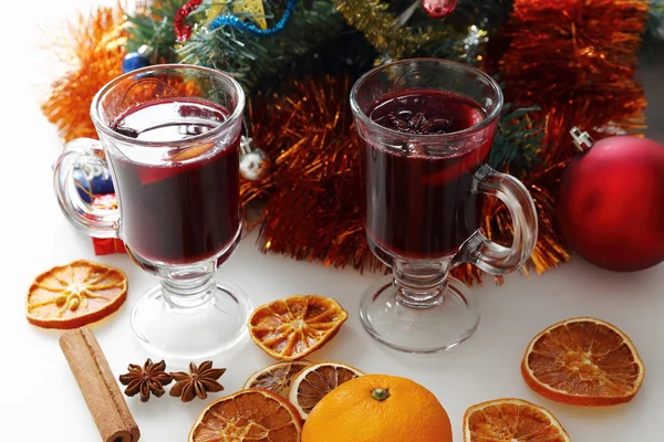 Glühwein mit geschmückten Weihnachtsbaum — 图库照片