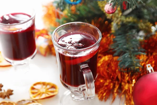 Vinho amontoado com árvore de Natal decorada — Fotografia de Stock