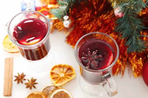 Glühwein mit geschmückten Weihnachtsbaum — 图库照片