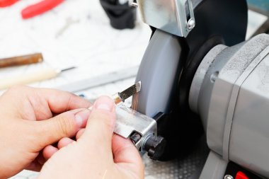 Taşlama tezgahı üzerinde çalışıyor