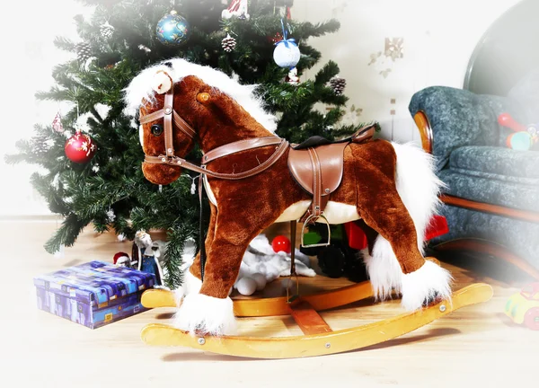 Balanceo caballo con árbol de Navidad — Foto de Stock