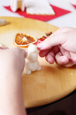 Şeker mastik üzerinden kardan adam yapma