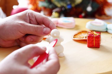 Şeker mastik üzerinden kardan adam yapma