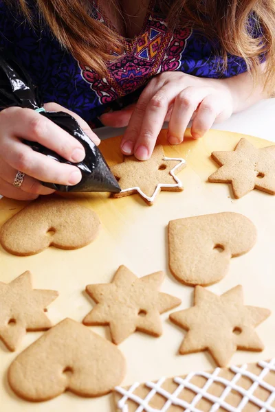 Decoreren peperkoek cookies. — Stockfoto