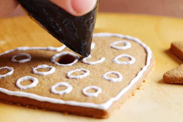 Decorating gingerbread cookies. — Stock Photo, Image