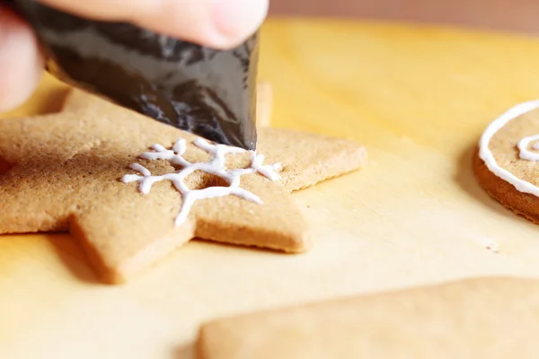 Decorating gingerbread cookies. — Stock Photo, Image