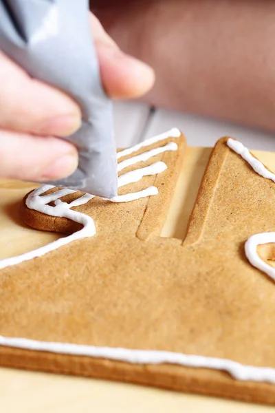 Décorer les biscuits au pain d'épice . — Photo