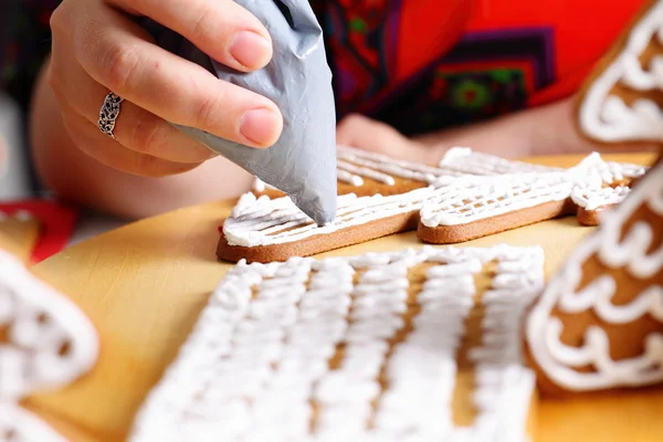 Décorer les biscuits au pain d'épice . — Photo