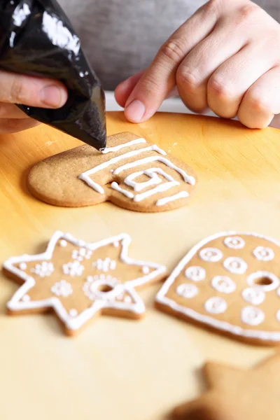 Gingerbread çerezleri dekorasyon. — Stok fotoğraf