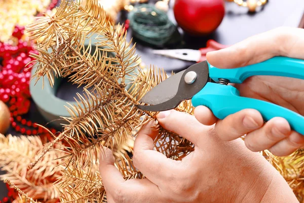 Mujer haciendo la corona del advenimiento de Navidad —  Fotos de Stock