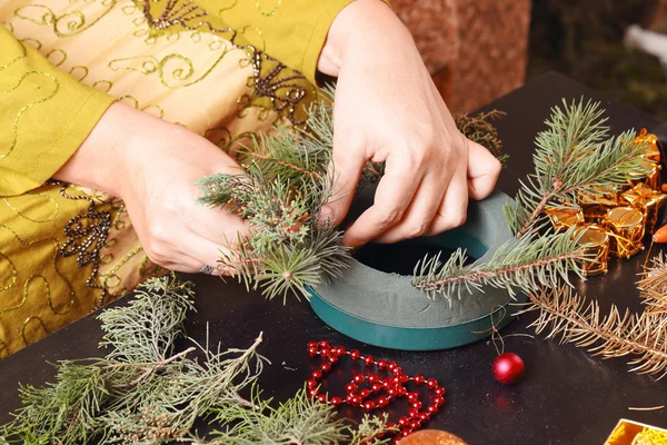 Mujer haciendo la corona del advenimiento de Navidad —  Fotos de Stock