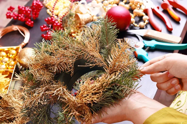 Woman making christmas advent wreath — Stock Photo, Image