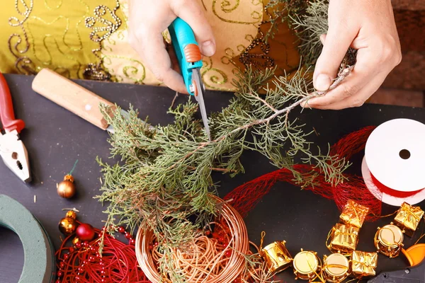 Vrouw maken Kerst komstkroon — Stockfoto