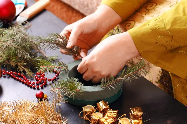 Vrouw maken Kerst komstkroon — Stockfoto