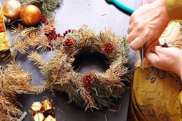 Frau bastelt Adventskranz — Stockfoto