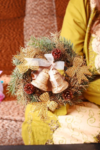 女作るクリスマス アドベント リース — ストック写真