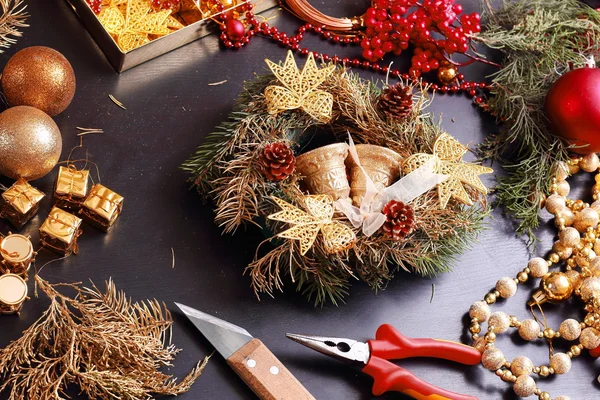 Making christmas advent wreath — Stock Photo, Image