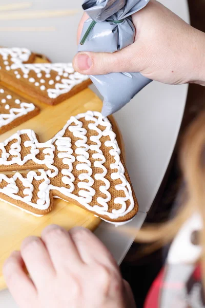 Gingerbread çerezleri dekorasyon. — Stok fotoğraf