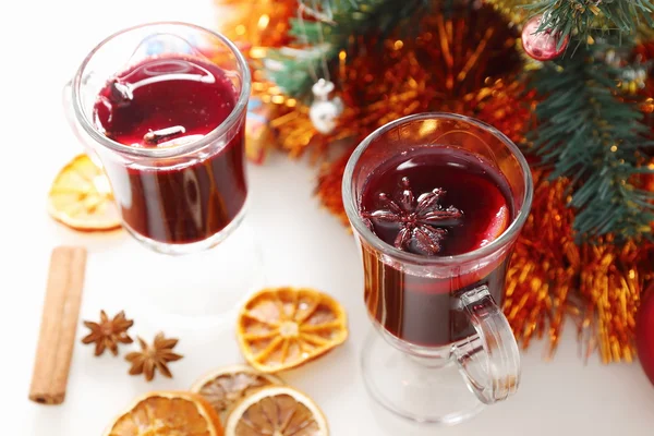 Vino caliente con árbol de Navidad decorado — Foto de Stock