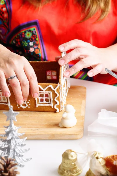 Maken van peperkoek huis — Stockfoto