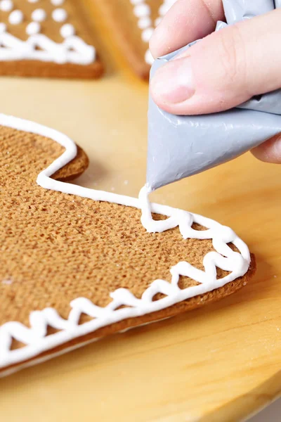 Decorating gingerbread cookies. — Stock Photo, Image