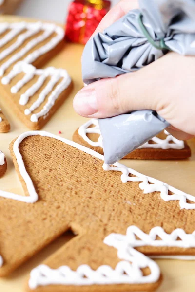 Decorating gingerbread cookies. — Stock Photo, Image