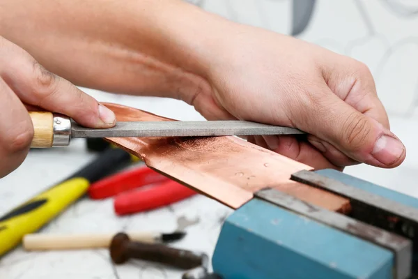 Macinazione della billetta di rame con un file — Foto Stock