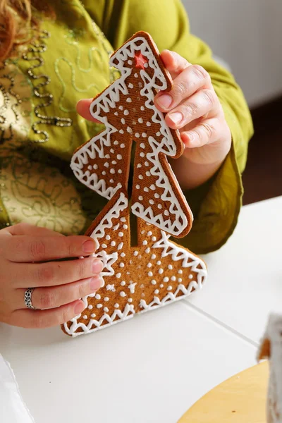 Décorer les biscuits au pain d'épice . — Photo