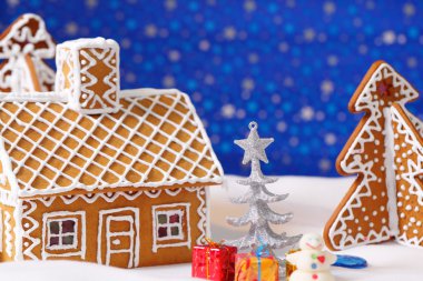 Zencefilli ev ve ağaç Noel kartı