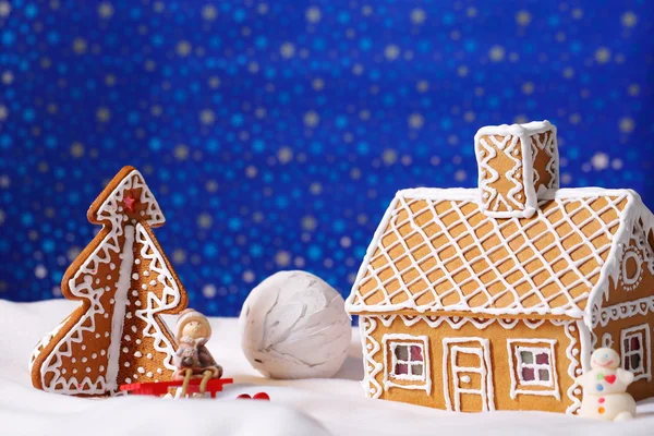 Kerstkaart met peperkoek huis en boom — Stockfoto