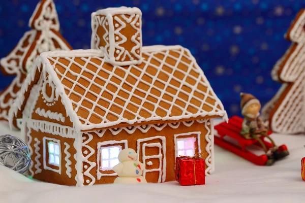 Kerstkaart met peperkoek huis en boom — Stockfoto