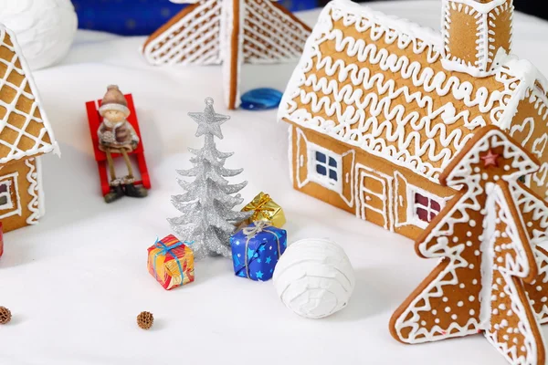 Kerstkaart met peperkoek huis en boom — Stockfoto