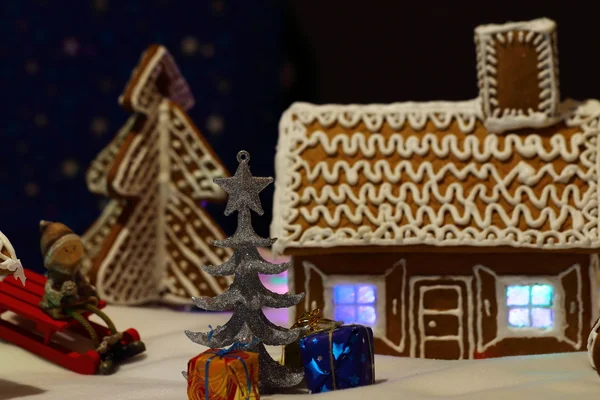 Рождественская открытка с пряничным домиком и елкой — стоковое фото