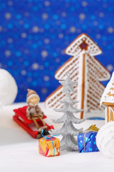 Kerstkaart met peperkoek huis en boom — Stockfoto