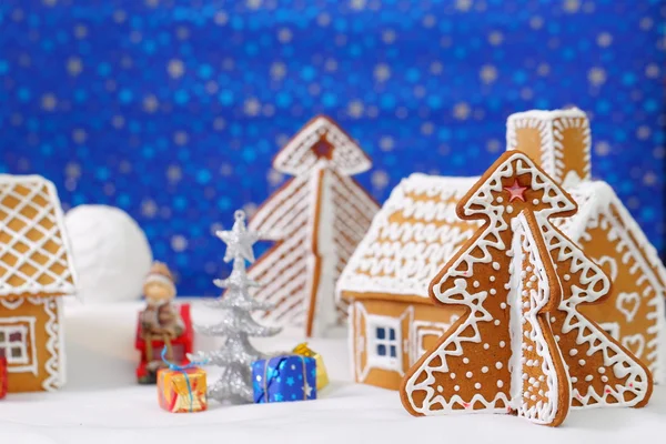 Kerstkaart met peperkoek huis en boom — Stockfoto