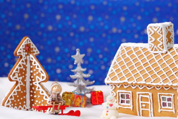 Kerstkaart met peperkoek huis en boom — Stockfoto