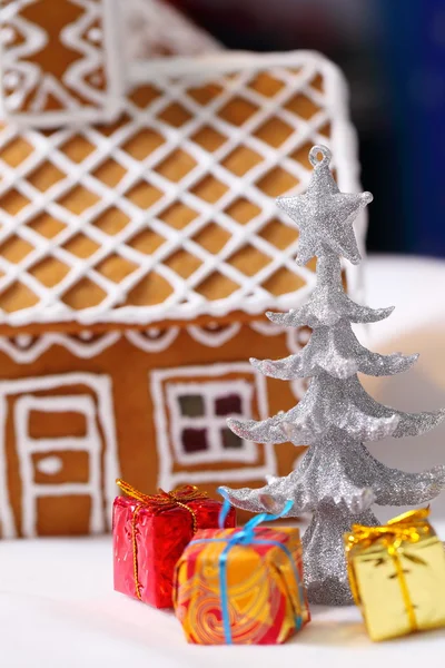 Kerstkaart met peperkoek huis en boom — Stockfoto